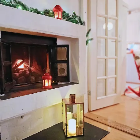 別荘 Red Wooden House In