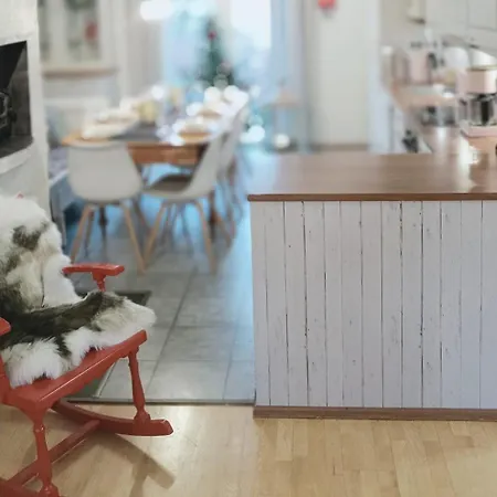 Nyaraló Red Wooden House In