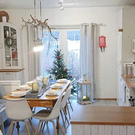 別荘 Red Wooden House In *