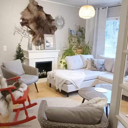 Red Wooden House In ロヴァニエミ