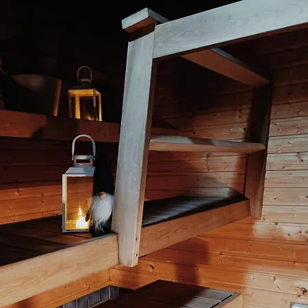 Red Wooden House In 別荘 ロヴァニエミ