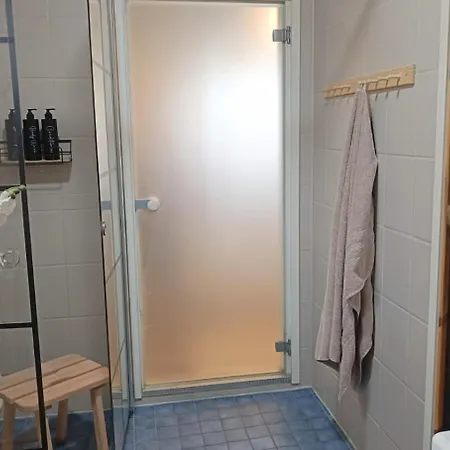 Red Wooden House In 別荘 ロヴァニエミ