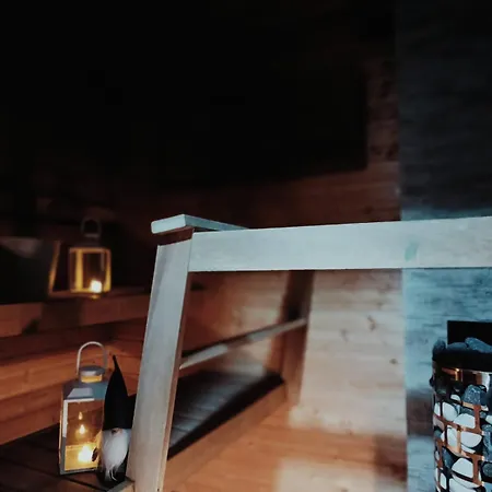 Red Wooden House In 別荘 ロヴァニエミ