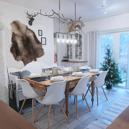 Nyaraló Red Wooden House In