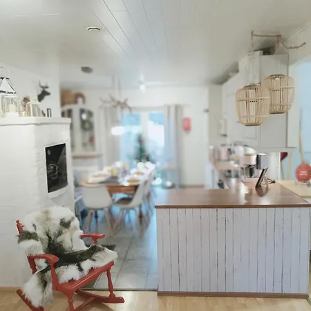 別荘 Red Wooden House In ロヴァニエミ