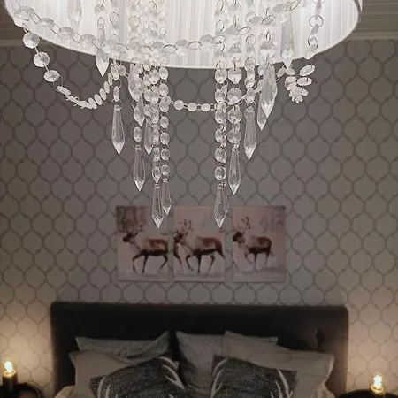 別荘 Red Wooden House In