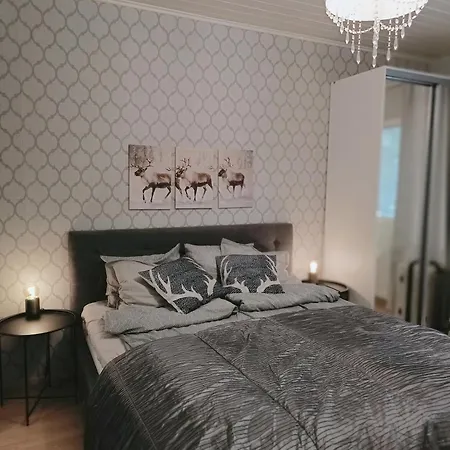 別荘 Red Wooden House In