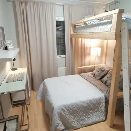 Red Wooden House In 別荘 ロヴァニエミ