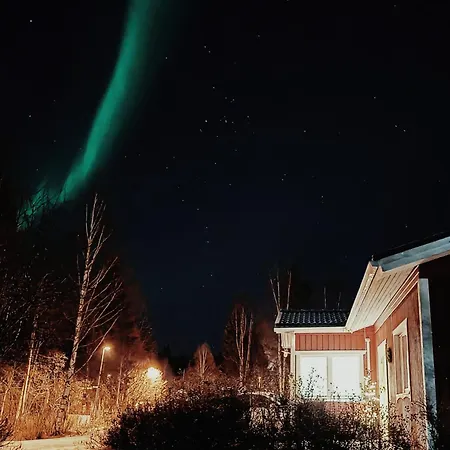 Red Wooden House In 別荘 *