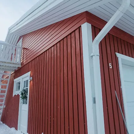 Red Wooden House In Tatil Evi Rovaniemi