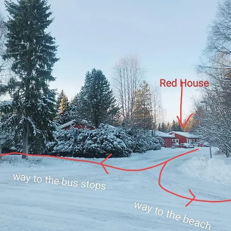 Red Wooden House In 別荘