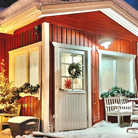 Red Wooden House In Сasa de vacaciones