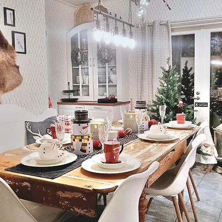 Сasa de vacaciones Red Wooden House In Rovaniemi