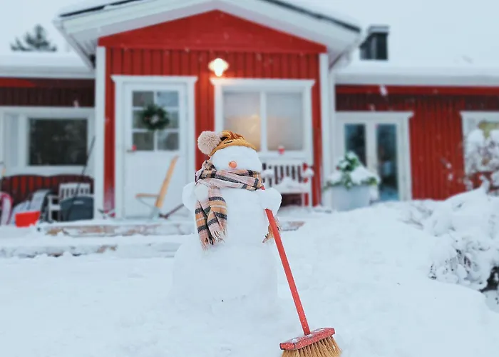Red Wooden House In Дом отдыха *