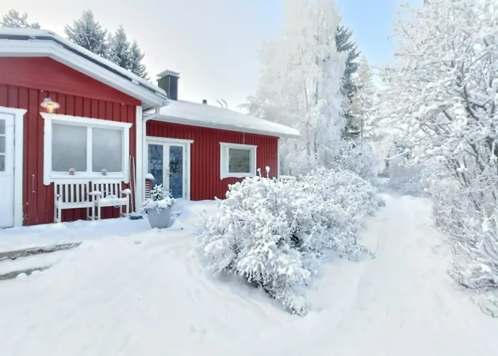 Red Wooden House In Сasa de vacaciones *