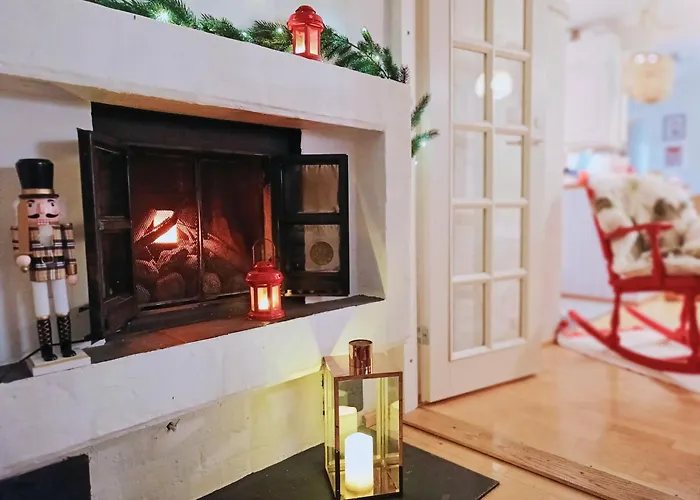 Сasa de vacaciones Red Wooden House In