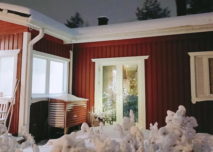 Red Wooden House In Дом отдыха *