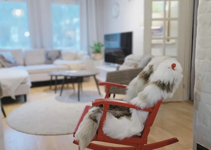 Red Wooden House In Сasa de vacaciones *