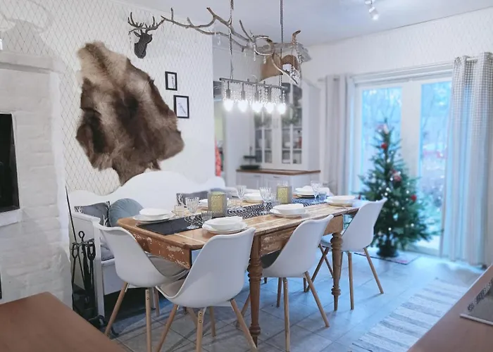 Дом отдыха Red Wooden House In *