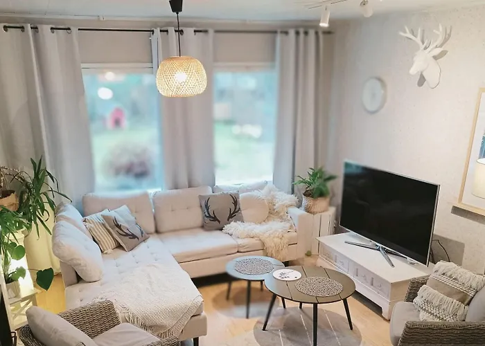 Дом отдыха Red Wooden House In *