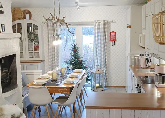 Дом отдыха Red Wooden House In *