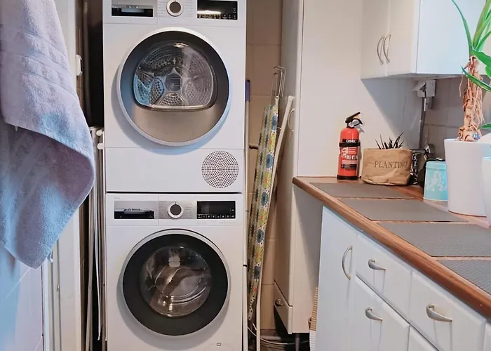 Дом отдыха Red Wooden House In *