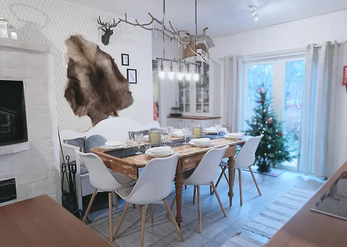 Дом отдыха Red Wooden House In