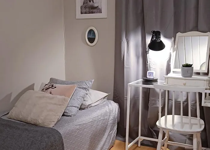 Сasa de vacaciones Red Wooden House In