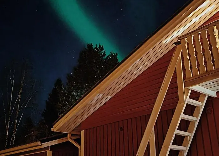 Red Wooden House In Сasa de vacaciones *