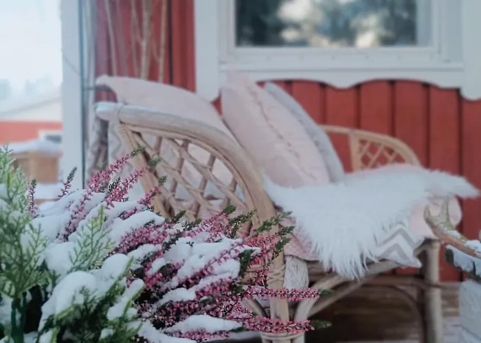 Red Wooden House In Сasa de vacaciones *