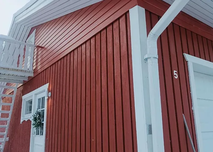 Red Wooden House In Дом отдыха Рованиеми