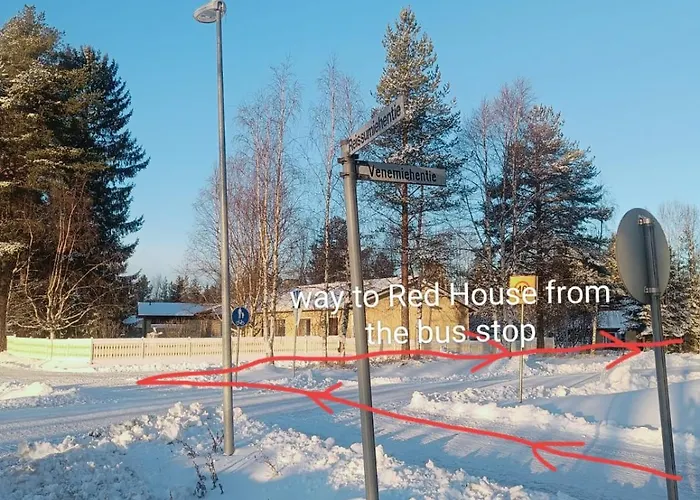 Дом отдыха Red Wooden House In *