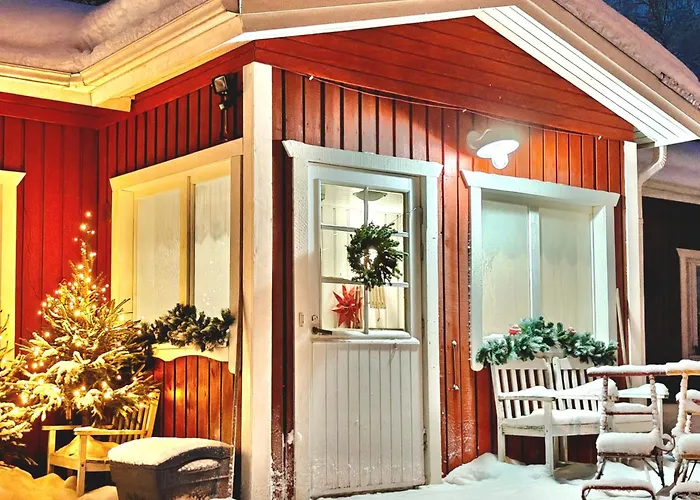 Red Wooden House In Сasa de vacaciones