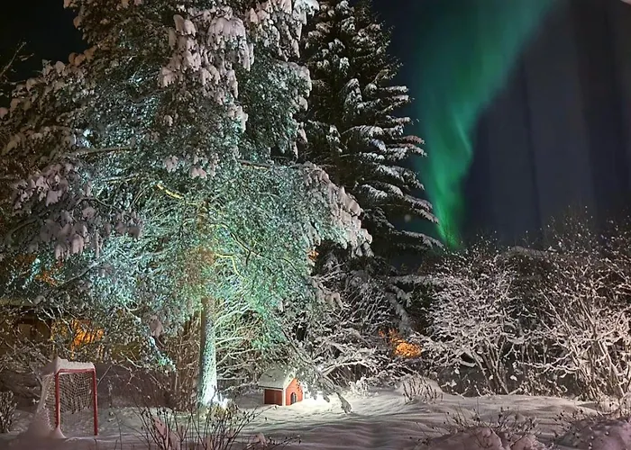Red Wooden House In Сasa de vacaciones